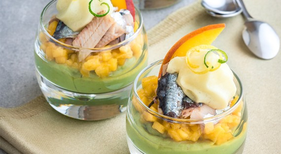 Verrine de sardines, avocat, mangue et espuma aux agrumes