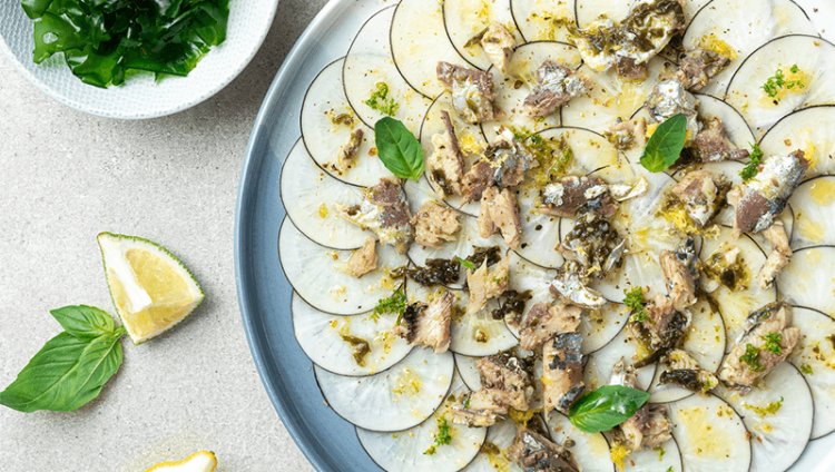 Carpaccio de radis noir et de sardines au pesto d'algues BIO
