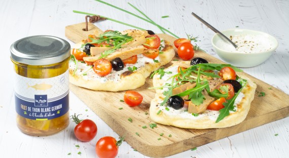 Pita au chèvre, thon et crudités