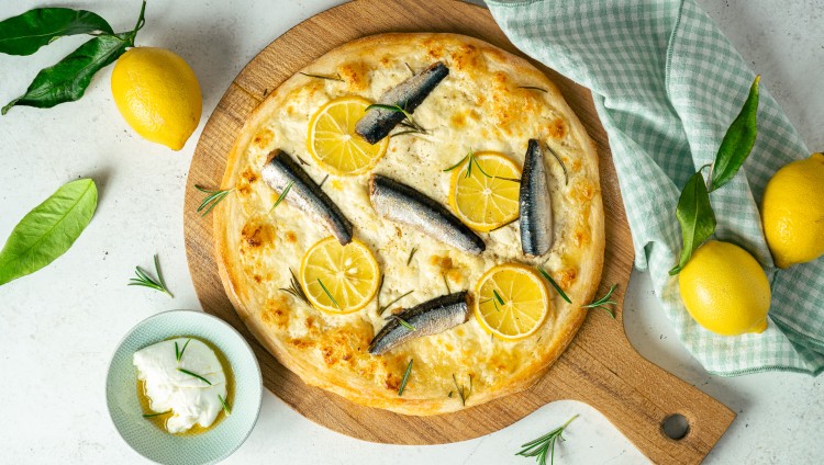 Pizza aux anchois, citron et burrata