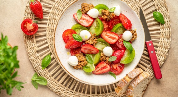 Salade de tomates et fraises à la sardine