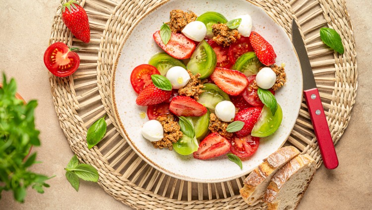 Salade de tomates et fraises à la sardine