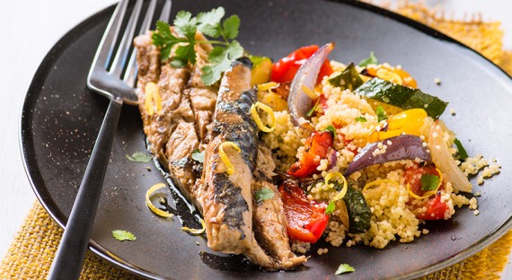 Filets de maquereaux grillés et couscous de légumes rôtis