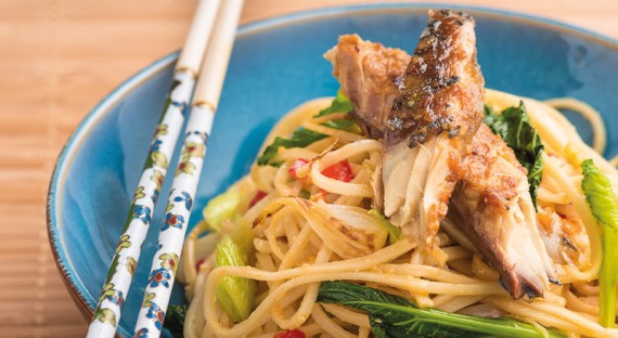 Nouilles sautées et maquereaux à la sauce miso